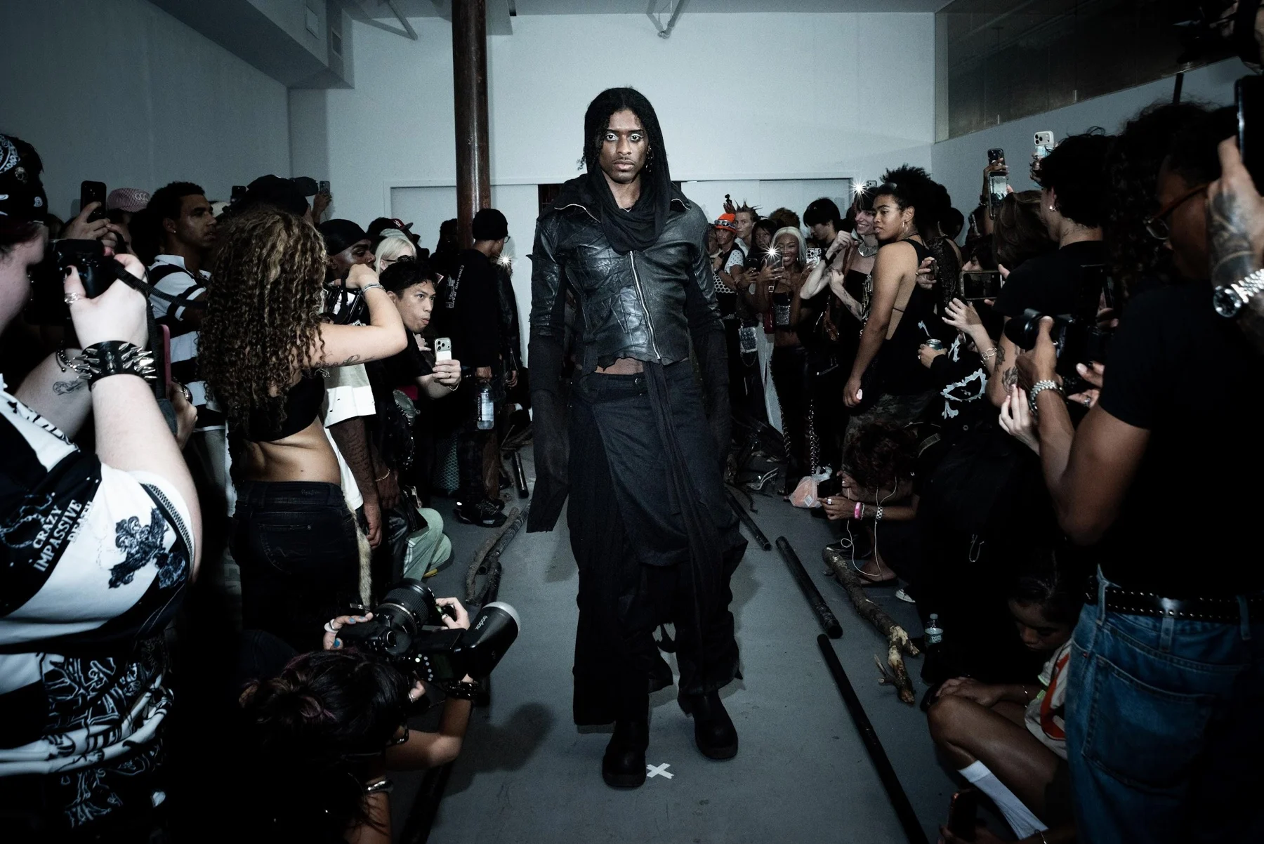 “Mumia” Patchwork ½ Sleeve / Black “Androgyny” Denim / Extended Long Sleeve worn together on the runway